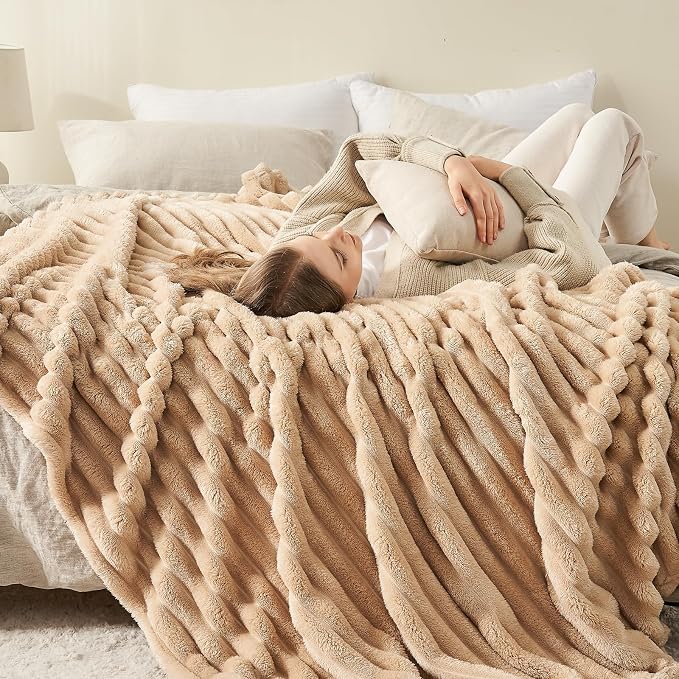 NEWCOSPLAY Fleece Ribbed Cozy King Blanket - Image 3
