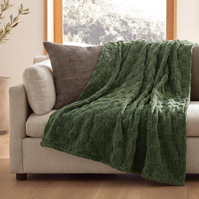 Bedsure GentleSoft Dark Green Throw Blanket - Image 7