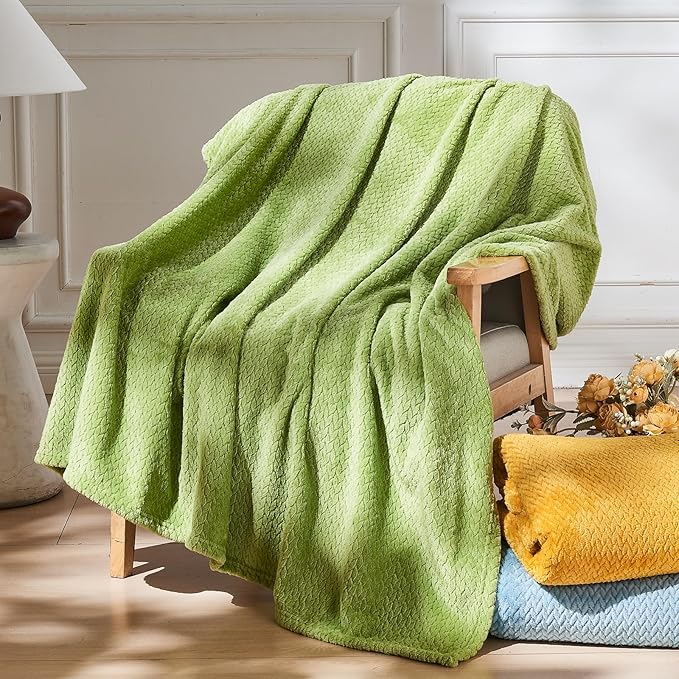 NEWCOSPLAY Super Soft Queen Blanket Green Premium Silky Flannel Fleece Leaves Pattern Lightweight Bed Blanket All Season Use (Green, Queen(90"x90"))