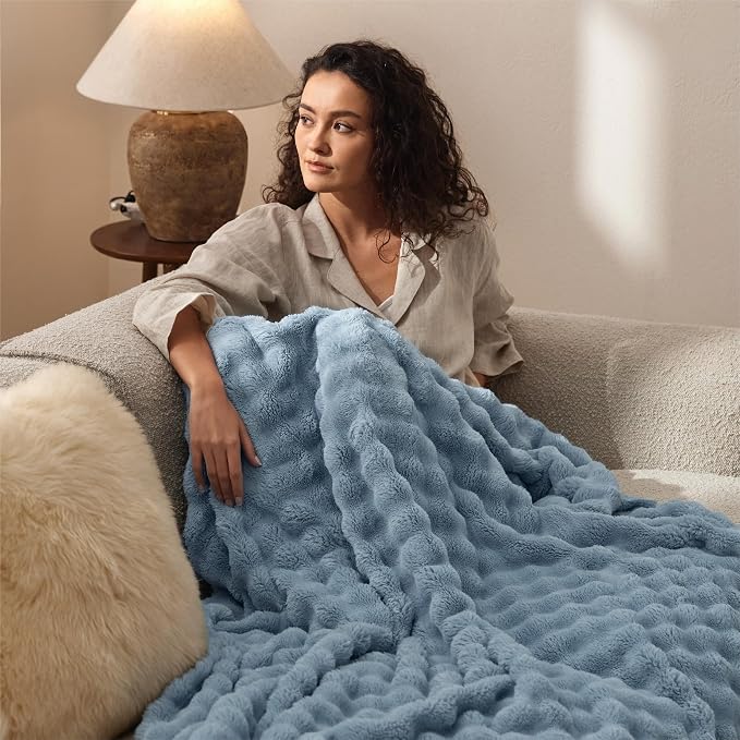 Bedsure 3D Fleece Bubble Blanket - Image 4