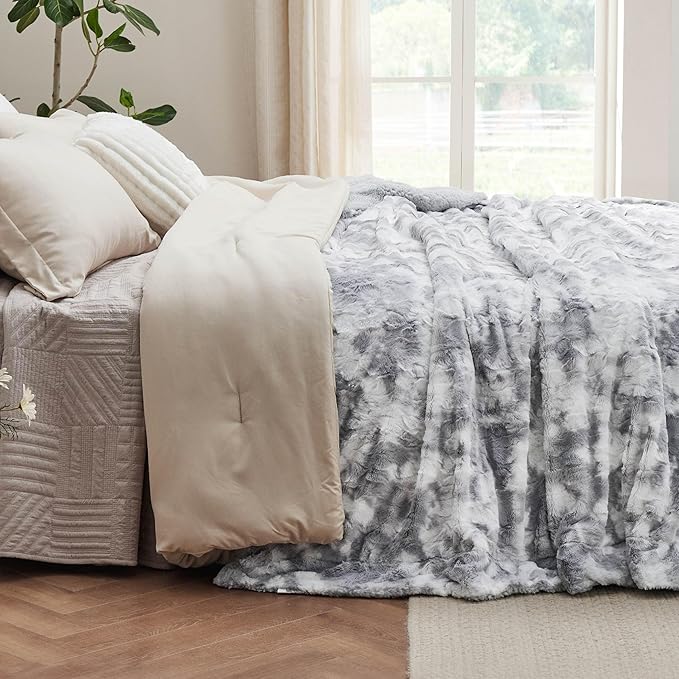 Bedsure GentleSoft Sherpa Fluffy Blanket King Size for Bed - Fleece Warm and Cozy for Women Gift, Plush & Fuzzy Faux Fur Christmas Blanket for Couch Decor, Tie Dye Design, Light Grey, 108x90 Inches